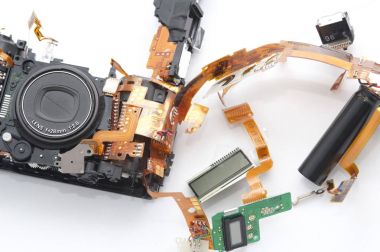 Demonte kompakt fotoğraf makinesi parçaları