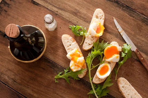 Haşlanmış Yumurta Taze Yeşil Otlar Ahşap Mutfak Masasında Hazırlanıyor — Stok fotoğraf