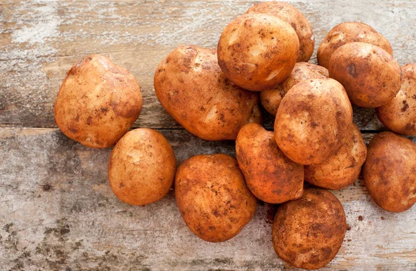 Pile Uncleaned Fresh Whole Farm Potatoes Rustic Wooden Table Market — Stock Photo, Image