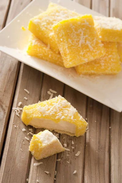 Teller Mit Leckeren Süßen Zitronen Lamingtons Nahsicht — Stockfoto