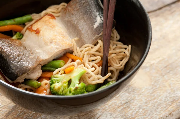 Υγιή Ασιατικά Vermicelli Noodles Ψάρι Και Φρέσκο Βραστό Μπρόκολο Και — Φωτογραφία Αρχείου