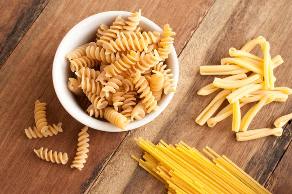 Sortimento Massa Italiana Seca Madeira Com Fusilli Espiral Uma Tigela — Fotografia de Stock