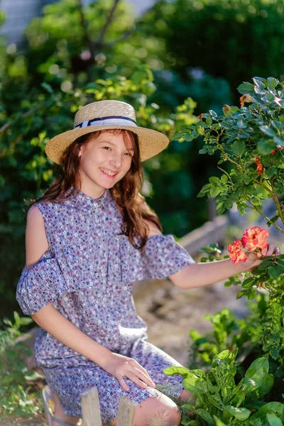 Niña Sombrero Paja Sonríe Jardín Verde Primavera — Foto de Stock