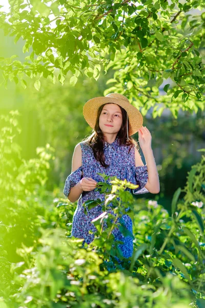 Hasır Şapkalı Kız Gülümsüyor Yeşil Bahçede Baharda — Stok fotoğraf