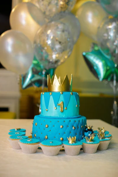 Gâteau Anniversaire Bleu Avec Une Couronne — Photo