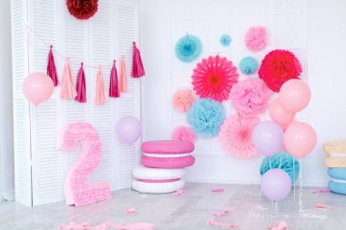 Bir kız için dekore edilmiş duvar.