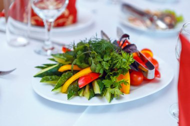 Temiz tabakları olan bir masa ayrılmıştır.