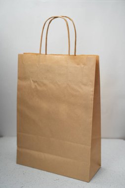 Hafif arka planda, saplı bir kese kağıdı.