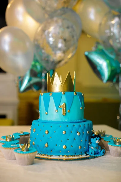 Gâteau Anniversaire Bleu Avec Une Couronne — Photo