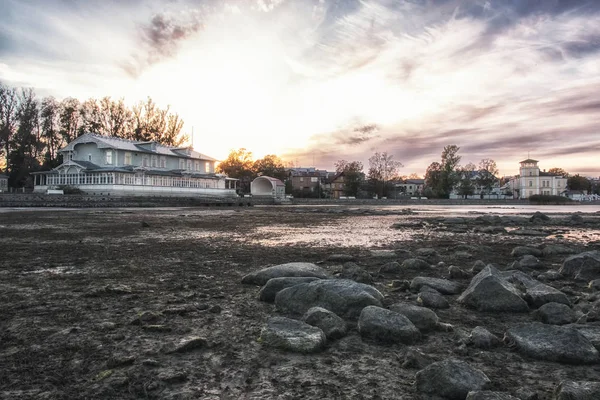 Opouštějí v Baltském moři. nízká spotřeba vody a město — Stock fotografie