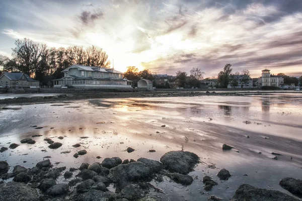 Opouštějí v Baltském moři. nízká spotřeba vody a město — Stock fotografie