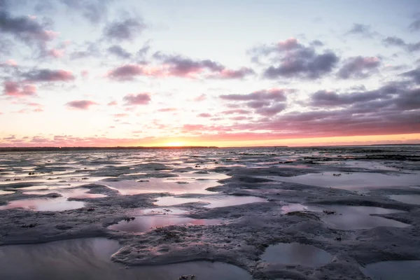 Ebb no mar báltico. baixa água e praia de areia — Fotografia de Stock