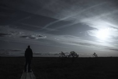 Güzel mavi gecede yalnız bir adam.