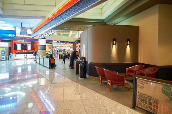 Starbucks en el Aeropuerto Internacional de Dubai — Foto de Stock