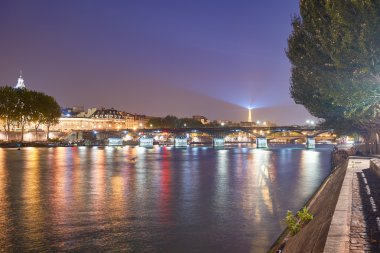 Paris gece zaman
