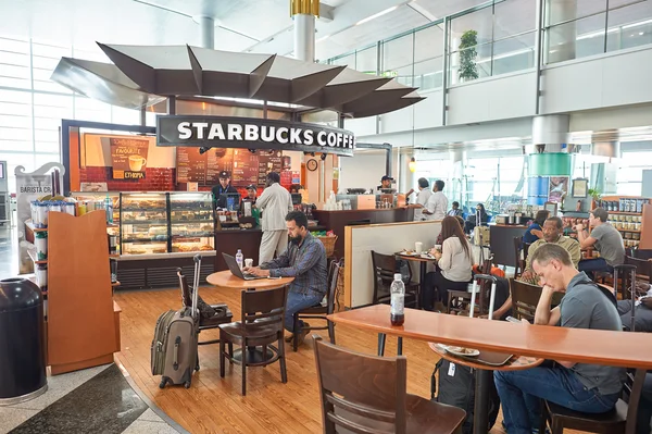 星巴克在迪拜国际机场 — 图库照片