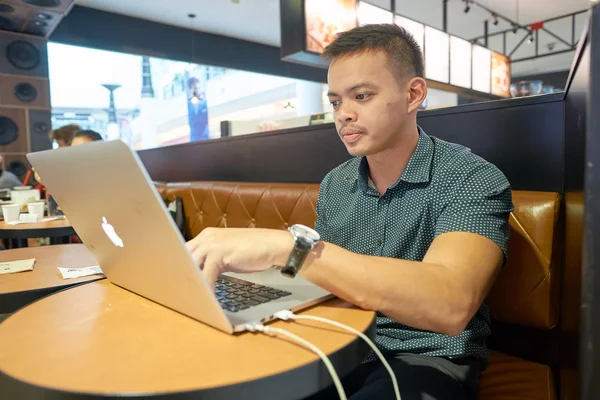 Człowiek w centrum handlowego Suria Klcc — Zdjęcie stockowe