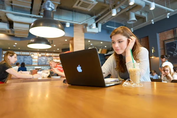 Женщина в кофейне Starbucks — стоковое фото