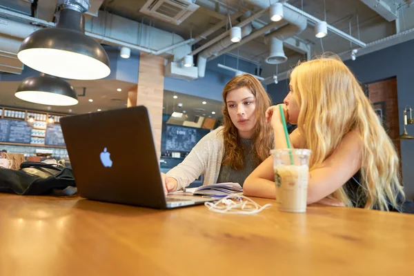 スターバックスのコーヒー ショップで女性 — ストック写真