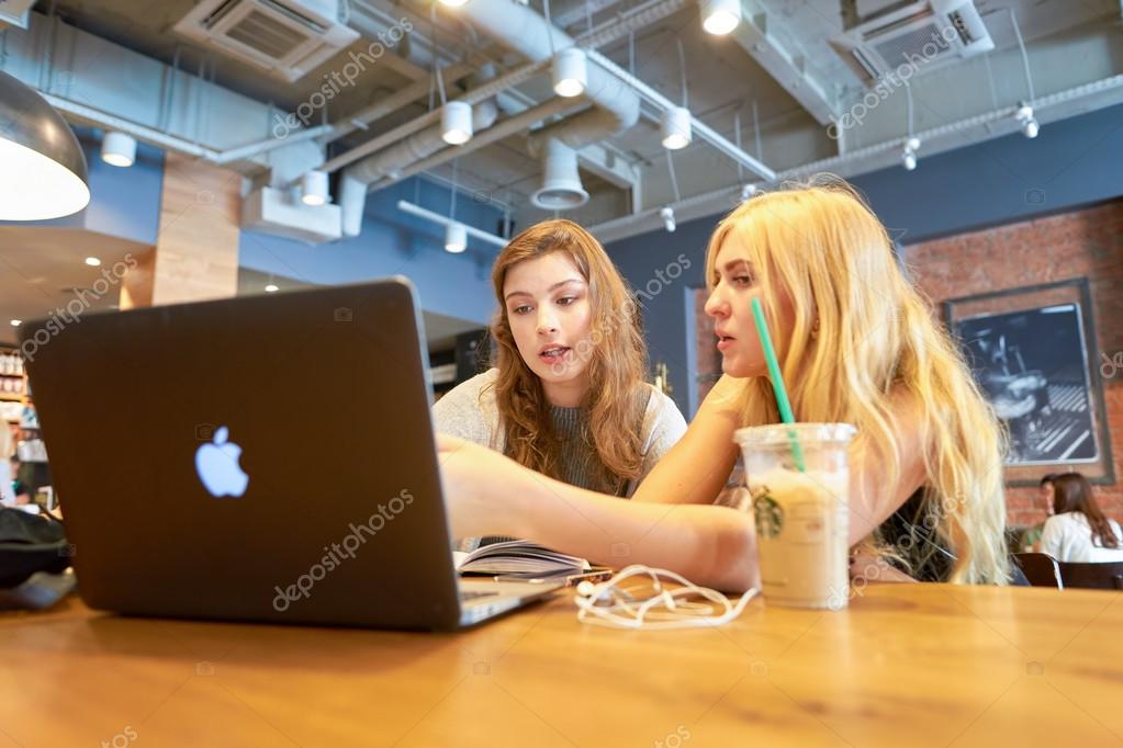 Women at Starbucks coffee shop — Stock Editorial Photo © teamtime