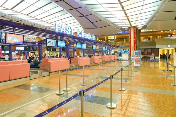 Check-in pultok a Changi repülőtér — Stock Fotó