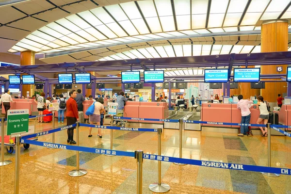 Check-in Schalter am Flughafen Changi — Stockfoto