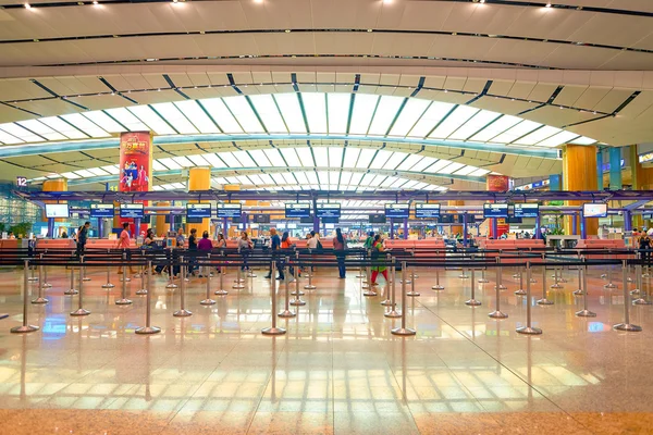 Check-in-Schalter am Flughafen Changi — Stockfoto