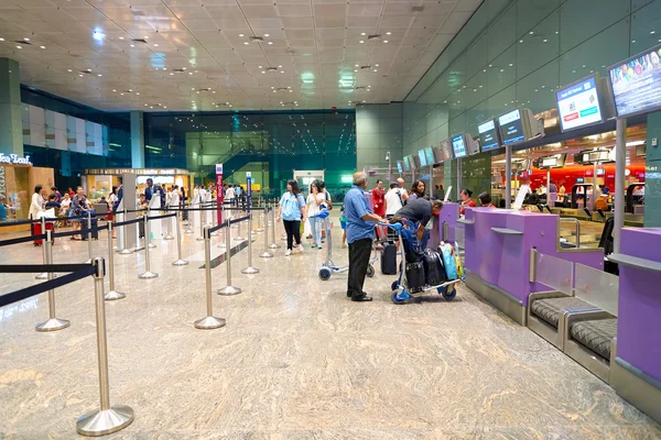 Check-in-Schalter am Flughafen Changi — Stockfoto