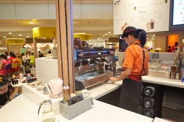 Barista Mccafe Changi Havaalanı'nda içinde