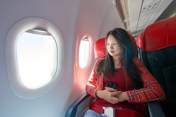 Mujer dentro de la aeronave — Foto de Stock