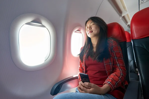 Mujer dentro de la aeronave — Foto de Stock