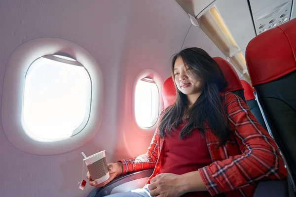 Mujer dentro de la aeronave — Foto de Stock