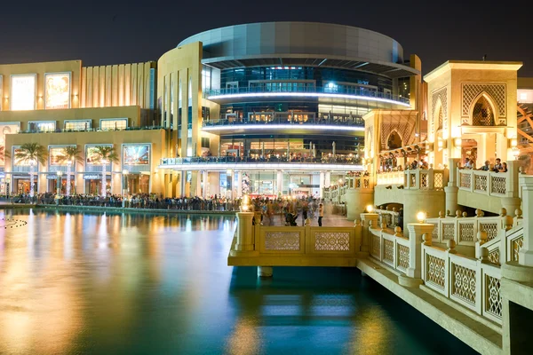 Centrum handlowe Dubai Mall, w pobliżu fontanny — Zdjęcie stockowe