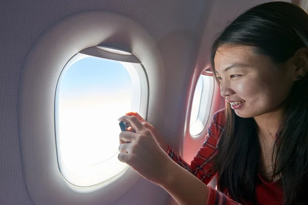 ผู้หญิงในเครื่องบิน — ภาพถ่ายสต็อก