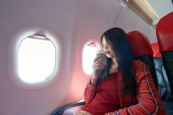 Mujer dentro de la aeronave — Foto de Stock