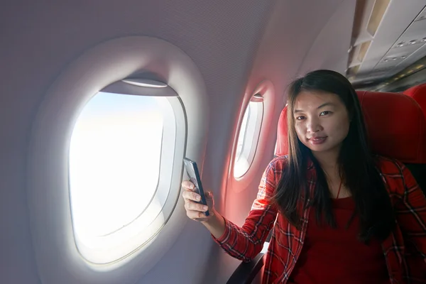 Женщина внутри самолета — стоковое фото