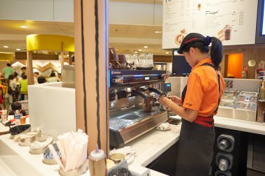 Barista Mccafe Changi Havaalanı'nda içinde
