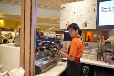 Barista Mccafe Changi Havaalanı'nda içinde
