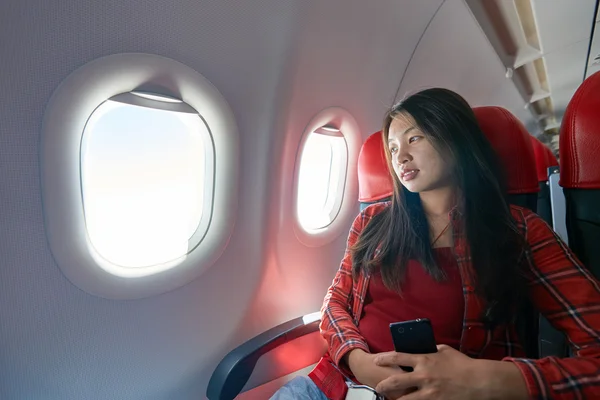 Uçak içinde kadın — Stok fotoğraf