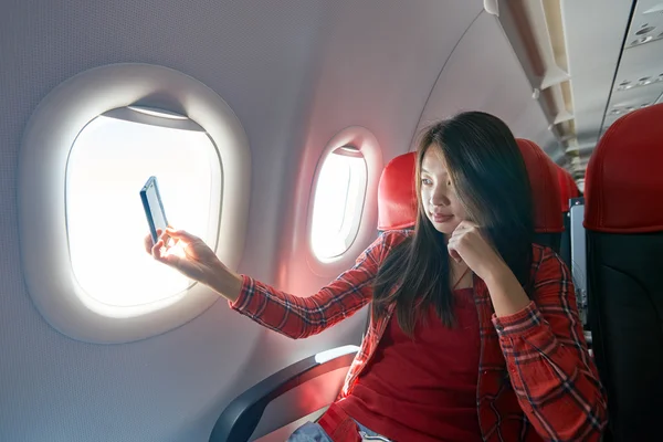 Mujer dentro de la aeronave — Foto de Stock