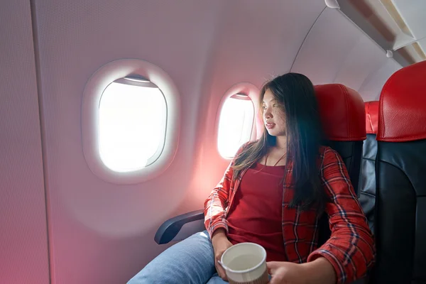 Mujer dentro de la aeronave — Foto de Stock
