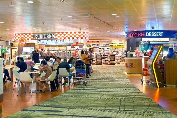 Внутри аэропорта Чанги — стоковое фото