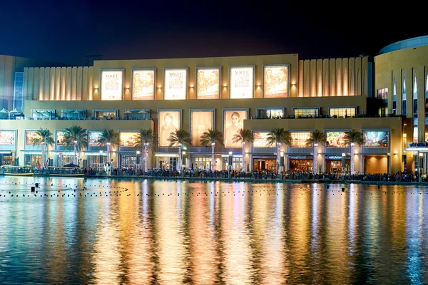 迪拜购物中心喷泉附近 — 图库照片