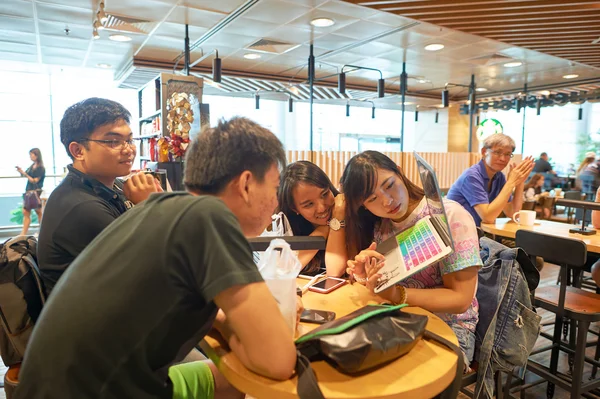 Customers in Starbucks cafe — Stock Photo, Image