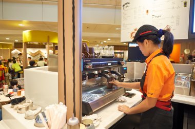 Barista Mccafe Changi Havaalanı'nda içinde