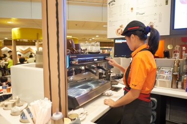 Barista Mccafe Changi Havaalanı'nda içinde