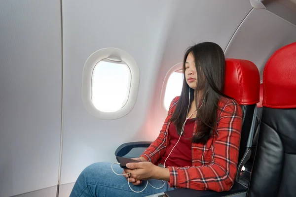 Mujer dentro de la aeronave — Foto de Stock