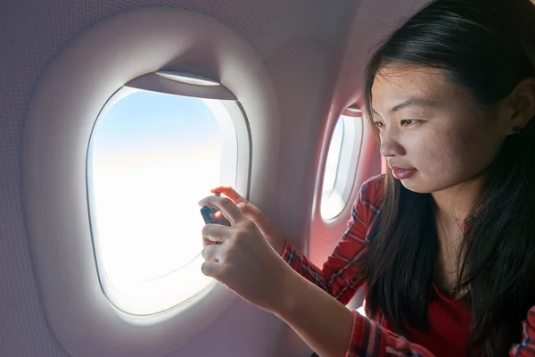 Mujer dentro de la aeronave — Foto de Stock