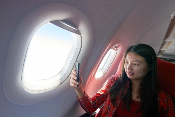 Mujer dentro de la aeronave — Foto de Stock