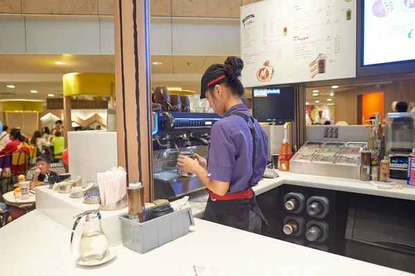 Barista im mccafe am changi flughafen — Stockfoto